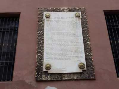 A sinistra del portone spicca una lapide che riporta l'annuncio della vittoria italiana nella Grande guerra da parte del generale Armando Diaz